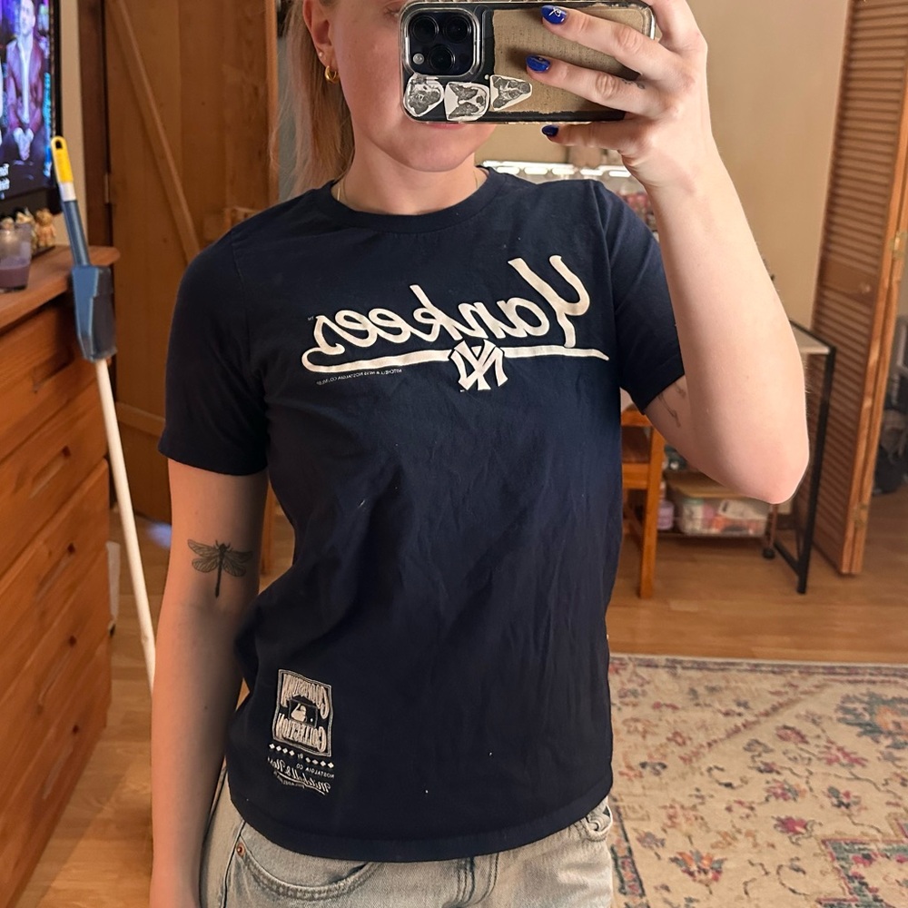 Blue and white Yankees tee